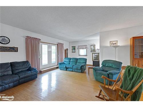 6580 Line 2 North, Midland, ON - Indoor Photo Showing Living Room