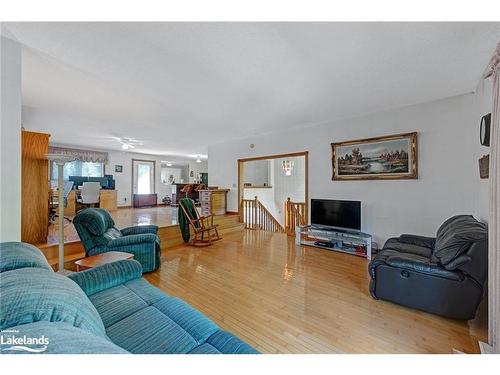 6580 Line 2 North, Midland, ON - Indoor Photo Showing Living Room