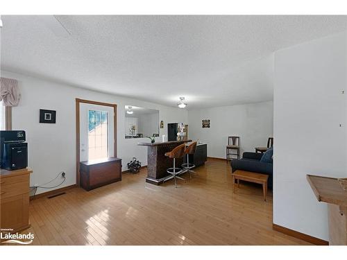 6580 Line 2 North, Midland, ON - Indoor Photo Showing Living Room