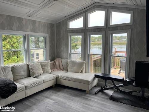 5 Holland Avenue, Byng Inlet, ON - Indoor Photo Showing Living Room