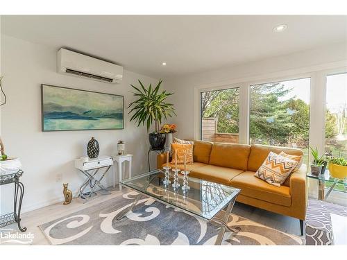 1086 Providence Drive, Algonquin Highlands, ON - Indoor Photo Showing Living Room