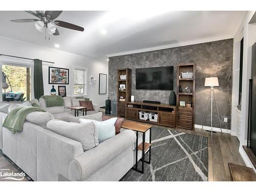 879 15Th Street W, Georgian Bluffs, ON - Indoor Photo Showing Living Room