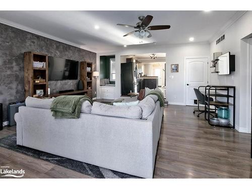 879 15Th Street W, Georgian Bluffs, ON - Indoor Photo Showing Living Room