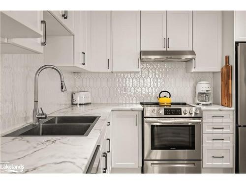 15 Foley Crescent, Collingwood, ON - Indoor Photo Showing Kitchen With Double Sink With Upgraded Kitchen