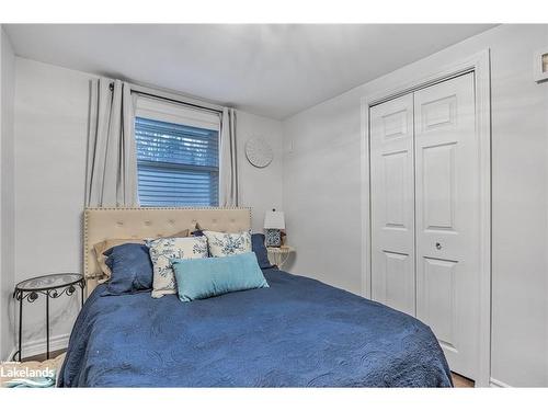 9 Evans Drive, Tiny, ON - Indoor Photo Showing Bedroom