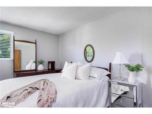 10 Leslie Drive, Collingwood, ON - Indoor Photo Showing Bedroom