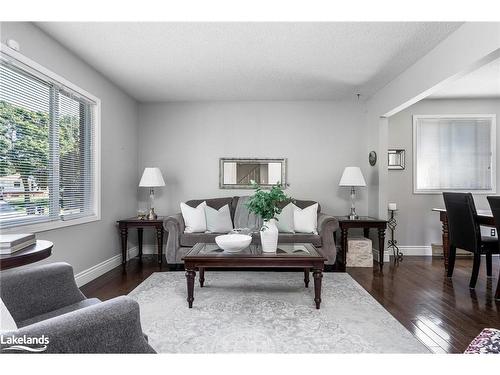 10 Leslie Drive, Collingwood, ON - Indoor Photo Showing Living Room