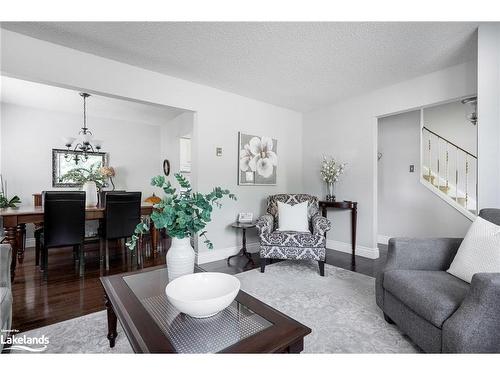 10 Leslie Drive, Collingwood, ON - Indoor Photo Showing Living Room