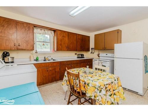 104 Ann Street, Bracebridge, ON - Indoor Photo Showing Kitchen With Double Sink