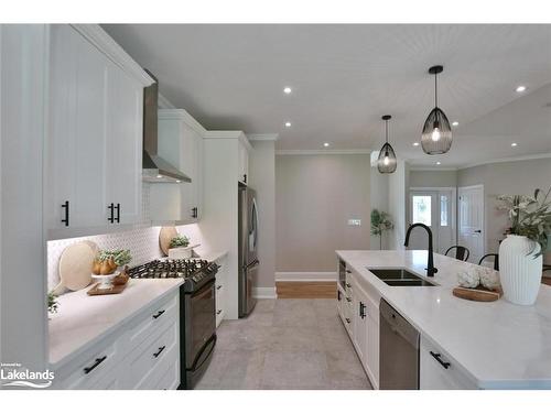 4 Laurel Boulevard, Collingwood, ON - Indoor Photo Showing Kitchen With Double Sink With Upgraded Kitchen