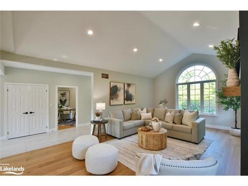 26 Trails End, Collingwood, ON - Indoor Photo Showing Living Room