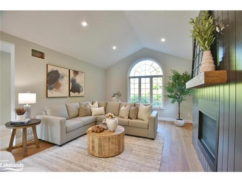 26 Trails End, Collingwood, ON - Indoor Photo Showing Living Room