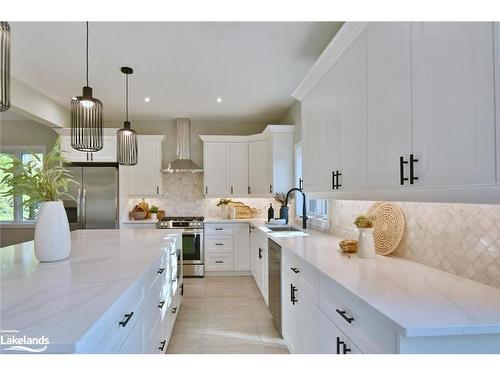 26 Trails End, Collingwood, ON - Indoor Photo Showing Kitchen With Upgraded Kitchen