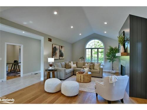 26 Trails End, Collingwood, ON - Indoor Photo Showing Living Room