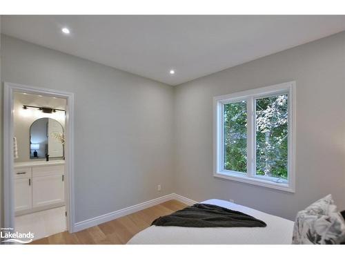 26 Trails End, Collingwood, ON - Indoor Photo Showing Bedroom