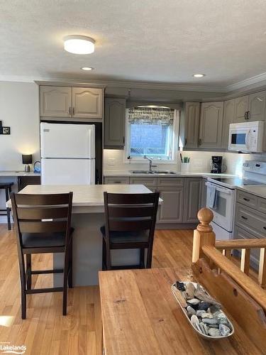 553 1St Street Sw, Owen Sound, ON - Indoor Photo Showing Kitchen With Double Sink