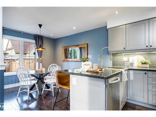 21 Robertson Street, Collingwood, ON - Indoor Photo Showing Kitchen With Upgraded Kitchen