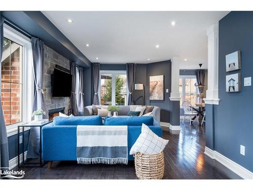 21 Robertson Street, Collingwood, ON - Indoor Photo Showing Living Room