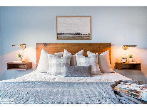 21 Robertson Street, Collingwood, ON - Indoor Photo Showing Bedroom