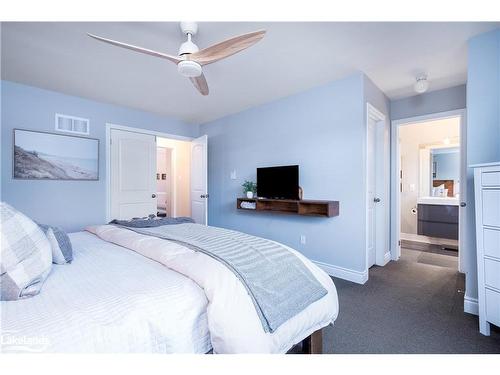 21 Robertson Street, Collingwood, ON - Indoor Photo Showing Bedroom