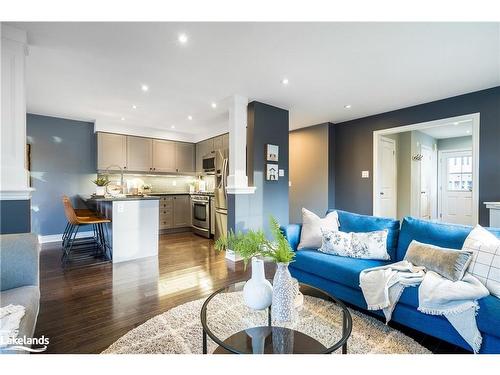 21 Robertson Street, Collingwood, ON - Indoor Photo Showing Living Room