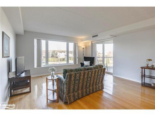 204-11 Beck Boulevard, Penetanguishene, ON - Indoor Photo Showing Living Room