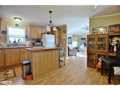 37 Georgian Glen Drive, Wasaga Beach, ON - Indoor Photo Showing Kitchen