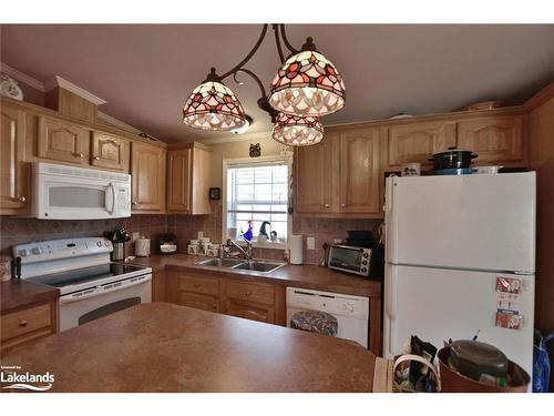 37 Georgian Glen Drive, Wasaga Beach, ON - Indoor Photo Showing Kitchen With Double Sink