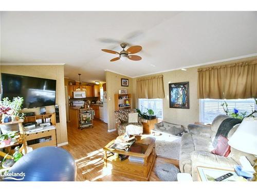 37 Georgian Glen Drive, Wasaga Beach, ON - Indoor Photo Showing Living Room