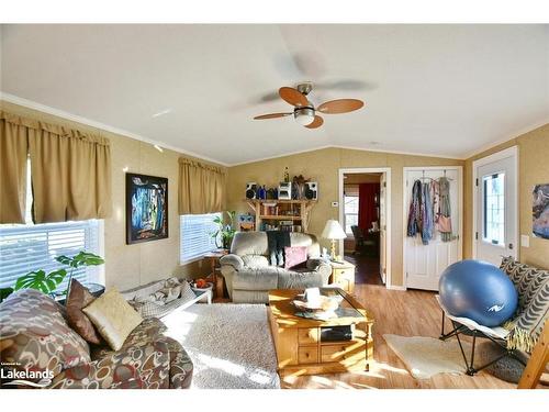 37 Georgian Glen Drive, Wasaga Beach, ON - Indoor Photo Showing Living Room