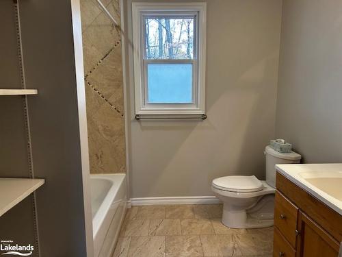 687 Montreal St, Midland, ON - Indoor Photo Showing Bathroom