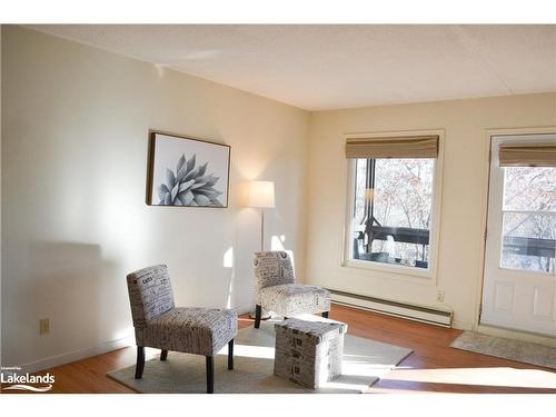 22-26 Herman Avenue, Huntsville, ON - Indoor Photo Showing Living Room