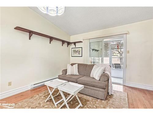 10-140 Albert Street, Collingwood, ON - Indoor Photo Showing Living Room