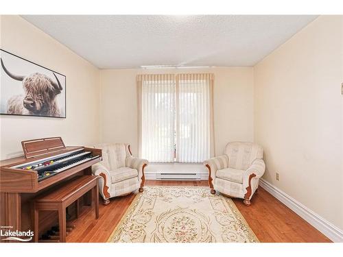 10-140 Albert Street, Collingwood, ON - Indoor Photo Showing Living Room