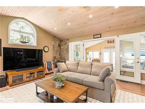 1169 Crooked House Road, Minden Hills, ON - Indoor Photo Showing Living Room