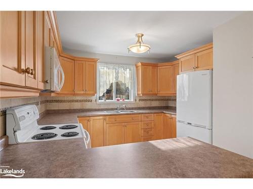 55 Breithaupt Crescent, Tiny, ON - Indoor Photo Showing Kitchen With Double Sink