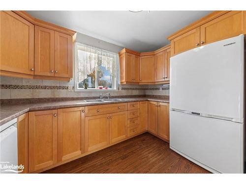 55 Breithaupt Crescent, Tiny, ON - Indoor Photo Showing Kitchen With Double Sink