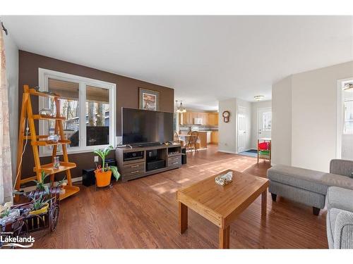 55 Breithaupt Crescent, Tiny, ON - Indoor Photo Showing Living Room