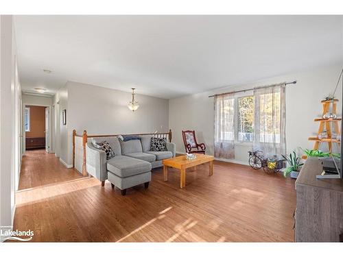 55 Breithaupt Crescent, Tiny, ON - Indoor Photo Showing Living Room