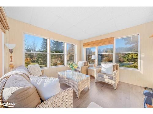 534 Hurdville Rd, Mckellar, ON - Indoor Photo Showing Living Room