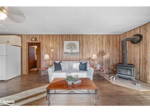 534 Hurdville Rd, Mckellar, ON - Indoor Photo Showing Living Room