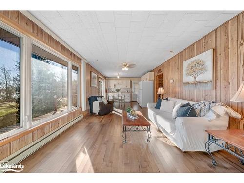 534 Hurdville Rd, Mckellar, ON - Indoor Photo Showing Living Room