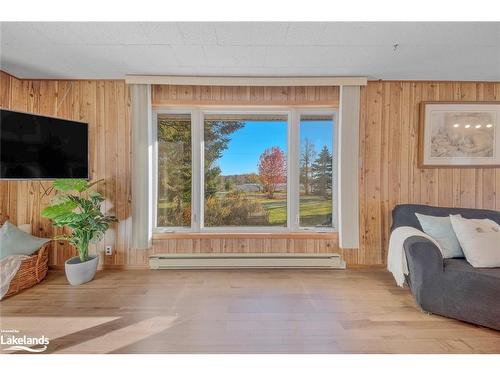 534 Hurdville Rd, Mckellar, ON - Indoor Photo Showing Living Room