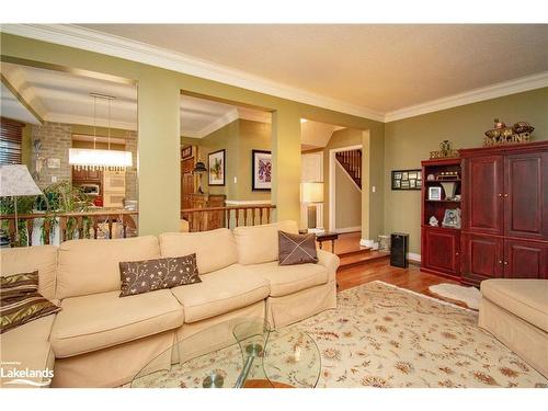 14 Marsh Harbour, Aurora, ON - Indoor Photo Showing Living Room