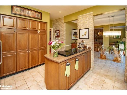 14 Marsh Harbour, Aurora, ON - Indoor Photo Showing Kitchen