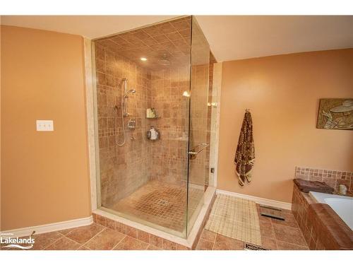 14 Marsh Harbour, Aurora, ON - Indoor Photo Showing Bathroom