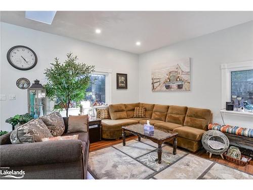 445 Peter Street N, Orillia, ON - Indoor Photo Showing Living Room