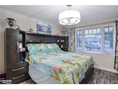 445 Peter Street N, Orillia, ON - Indoor Photo Showing Bedroom