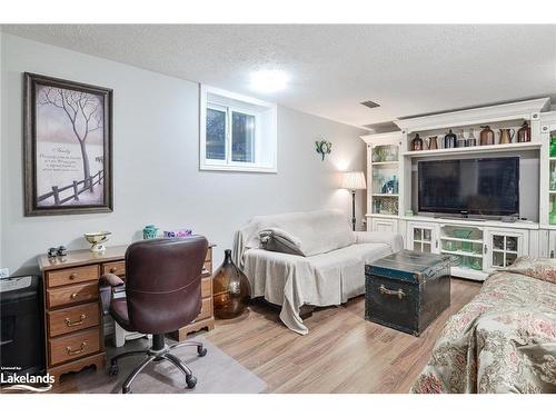 445 Peter Street N, Orillia, ON - Indoor Photo Showing Living Room