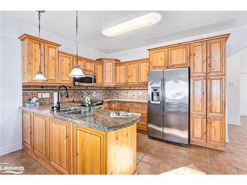 23 Chamberlain Crescent, Collingwood, ON - Indoor Photo Showing Kitchen With Double Sink